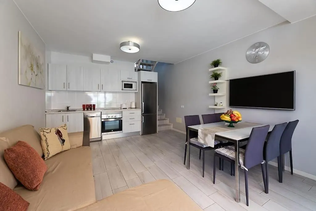 Daire Detached 3-Story Home, Seafront And Central Playa de las Américas
