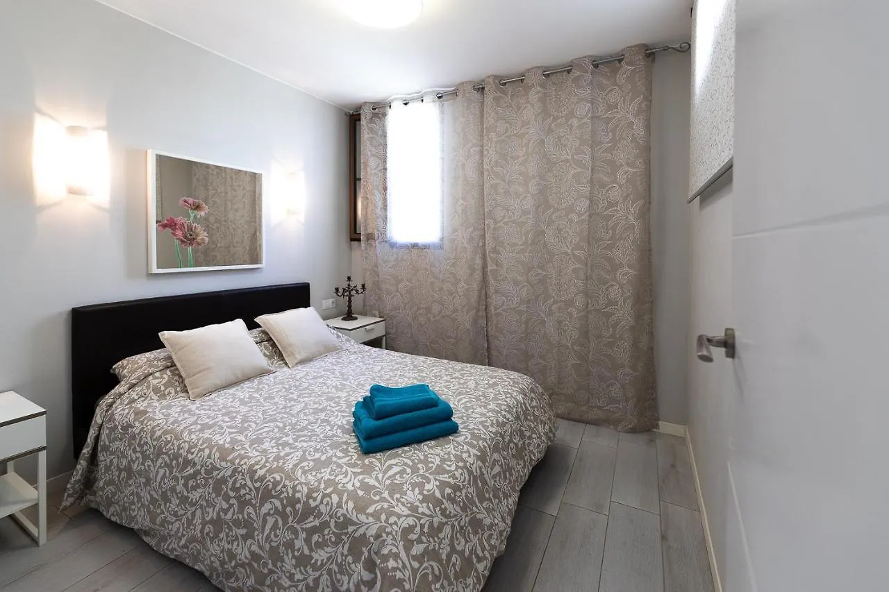 Detached 3-Story Home, Seafront And Central Playa de las Américas Daire